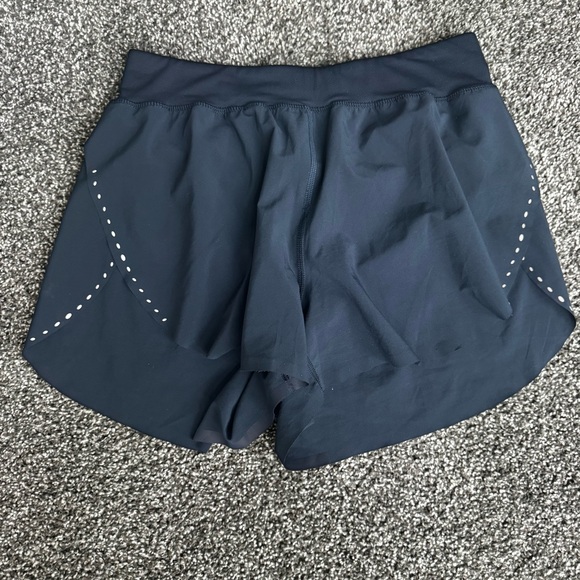 Lululemon Find Your Pace Lined High-Rise Short
3"'
True Navy
Size 4 - Picture 5 of 7